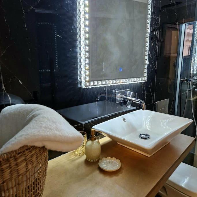 Faronita - Luxury Apt In The Heart Of Kalamata Extérieur photo